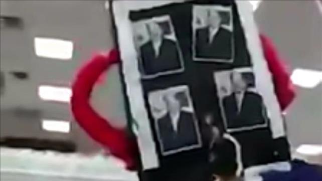 תלמידי ישיבה מכים את תמונתו של טיבי, מארס 2020