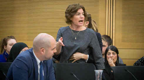 בדרך להמציא את עצמה מחדש, זנדברג שיקרה באופן סדרתי