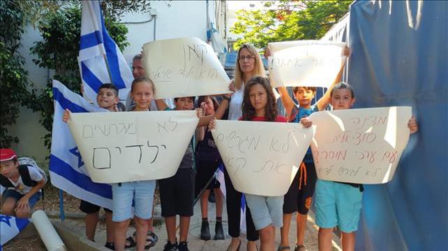 ילדים מחוץ לדיון של קיאן ומשפחתו המיועדים לגירוש לפיליפינים, 24.07.2019