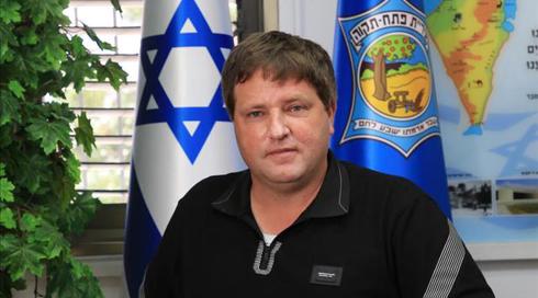 ראש עיריית פתח תקווה ישוחרר למעצר בית - ויורחק מהעירייה