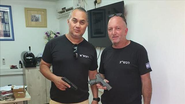 הרבשצ"ים ברט אייזקסון ואנדריי דוסטוב מהפיגוע באשכול מקבלים את הנשק בחזרה 01.06.21