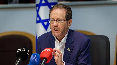 נשיא המדינה יצחק הרצוג בביקורו באוגדת איו"ש