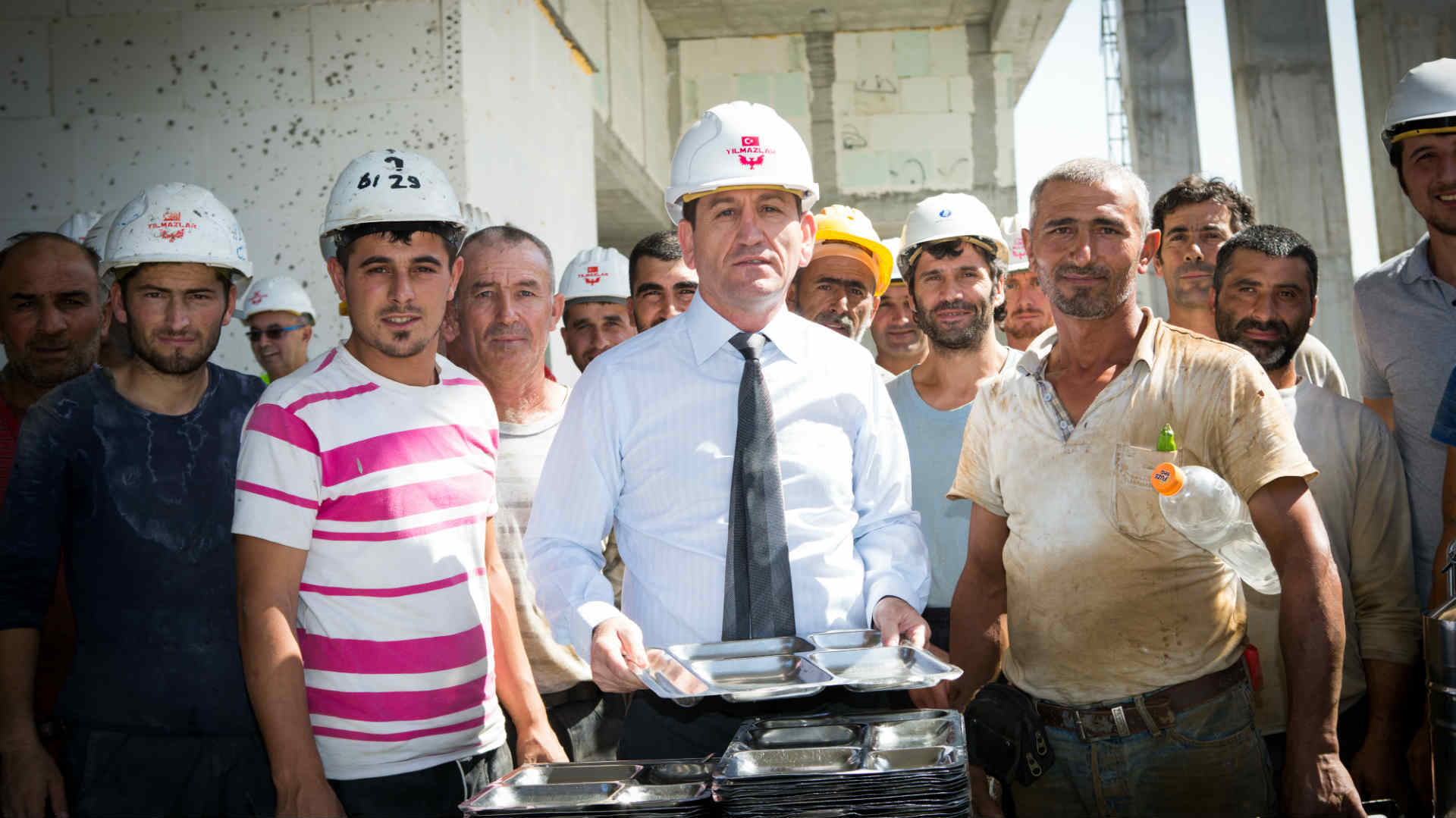 המנכ"ל אחמט אריק (במרכז). לפועלים אין קשר לכתבה