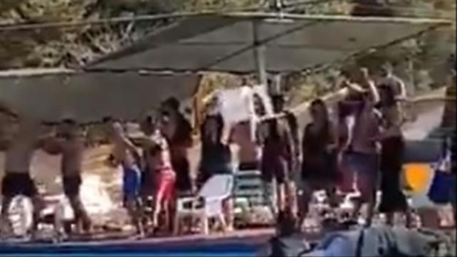 מפגינים בהר הבית מניפים את תמונת שליט איחוד האמירויות מוחמד בן זאיד עם הכיתוב "בוגד", 14.08.2020
