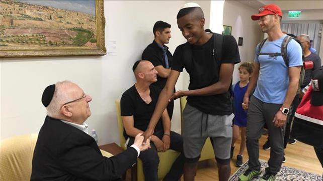 צעיר מנחם את ראובן ריבלין