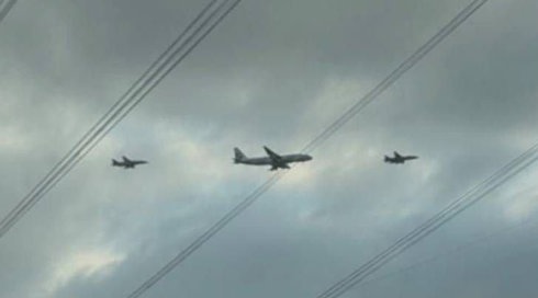 מטוסי קרב של חיל האוויר מלווים את טיסת החילוץ של פליי דובאי לקראת הנחיתה בנתב"ג, 30.09.26 