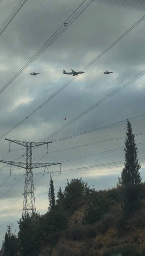 מטוסי קרב של חיל האוויר מלווים את טיסת החילוץ של פליי דובאי לקראת הנחיתה בנתב