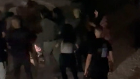 לינץ' בחשוד בירי: הובל באזיקים אל הבית שאליו ירה - והותקף באלימות