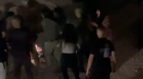 לינץ' בחשוד בירי: הובל באזיקים אל הבית שאליו ירה - והותקף באלימות