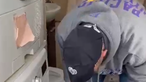 השוטר מבצע חיפוש במכונת הכביסה