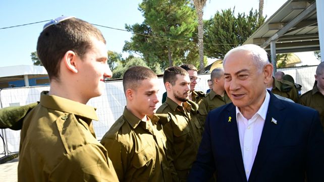 נתניהו בביקור בבקו"ם בעת גיוס חיל השריון