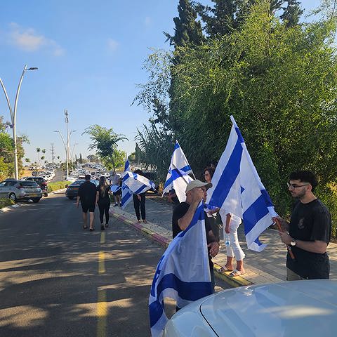 תושבים מלווים את סרן חזות בדרכו האחרונה, בית העלמין באשקלון