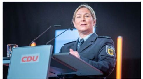 סערה בגרמניה: האם ראוי להופיע באירוע פוליטי במדים משטרה?