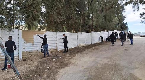 נערים בדואים שיפצו את בית העלמין שחולל בנבטים