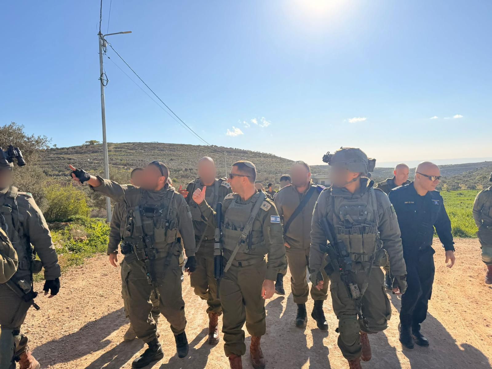 אלוף פיקוד מרכז ומפקד אוגדת איו"ש בתחקיר בסמוך לכפר אבו פלאח ממזרח לעיר רמאללה