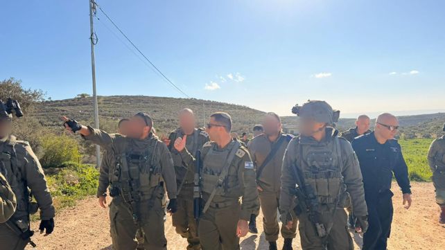 אלוף פיקוד מרכז ומפקד אוגדת איו"ש בתחקיר בסמוך לכפר אבו פלאח ממזרח לעיר רמאללה