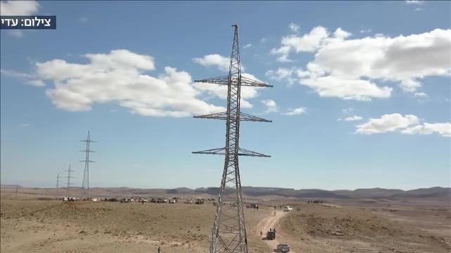 עמודי החשמל שהובילו מאות מפגינים למכתש רמון