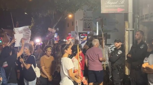 פעילי ימין זרקו ביצים על אבא של לירי אלבג שהפגין מחוץ להרמת כוסית של הליכוד בנתניה