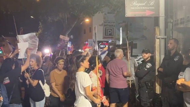 הפגנה מחוץ להרמת כוסית של הליכוד בנתניה