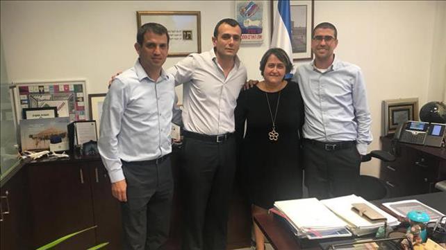 מזכ"לית הסתדרות המורים יפה בן דוד ומנכ"ל משרד האוצר שי באב"ד