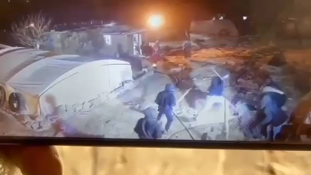 נערי גבעות תוקפים פלסטינים בחירבת פחית בדרום הר חברון, 27.01.2026