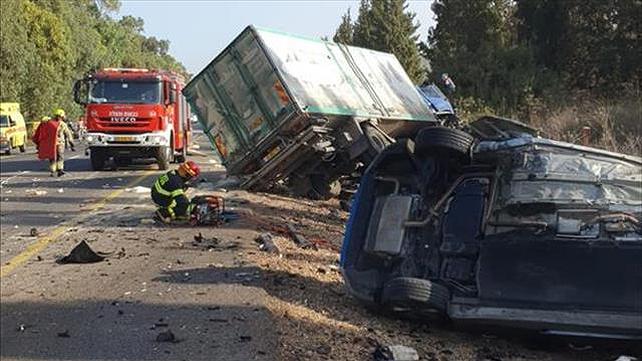 הרוג בתאונת דרכים בין רכב למשאית בכביש 4