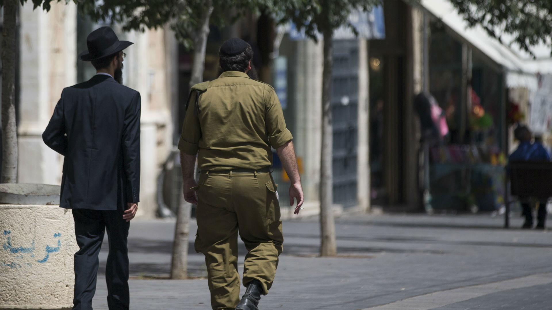 חייל חרדי צועד לצד גבר חרדי בירושלים (אילוסטרציה)