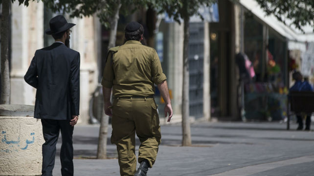 חייל חרדי צועד לצד גבר חרדי בירושלים (אילוסטרציה)