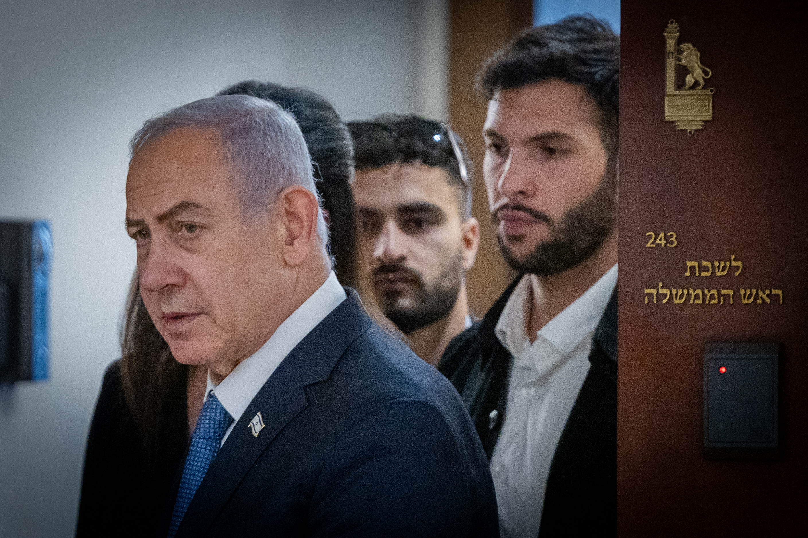 נתניהו יוצא מלשכתו