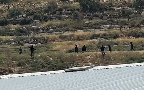 יידוי אבנים לעבר הכפר הפלסטיני ג'אלוד