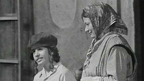 הילד מוטל ואמו מדברים ביניהם. 1933