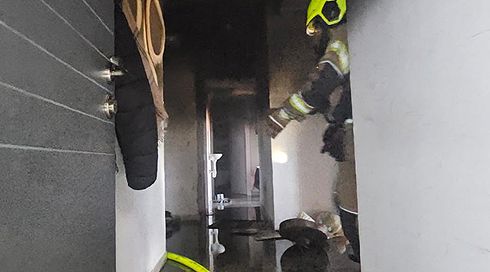 כוחות כיבוי אש חילצו צעירה במצב אנוש משריפה במבנה בירושלים