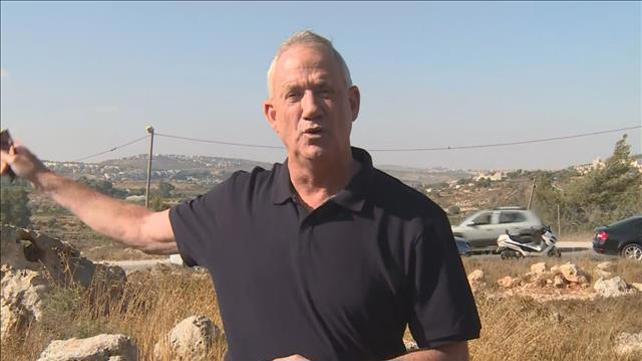 בני גנץ בזירת הפיגוע שבו נרצח דביר שורק