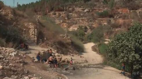ניסו לרחוץ במים וספגו איומים: "המעיין שלנו מאז ומתמיד" (1)