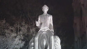 פסלו של הסופר היהודי פרנץ. 2003