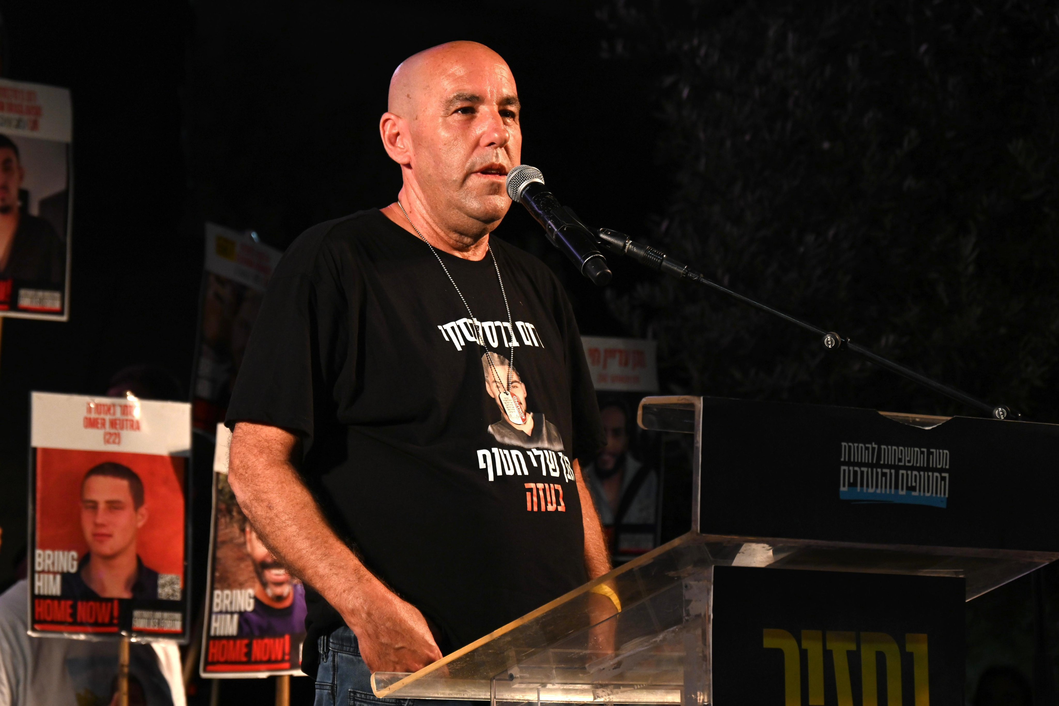 אופיר, אביו של החטוף רום ברסלבסקי, בעצרת למען שחרור החטופים מעזה, אוגוסט 2025