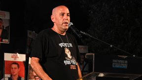 אופיר, אביו של החטוף רום ברסלבסקי, בעצרת למען שחרור החטופים מעזה, אוגוסט 2025