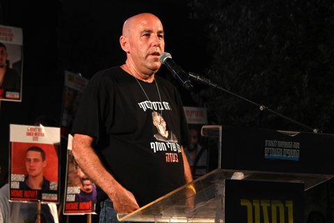 אופיר, אביו של החטוף רום ברסלבסקי, בעצרת למען שחרור החטופים מעזה, אוגוסט 2025