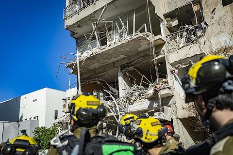 הרס בזירת נפילה במרכז בזמן 