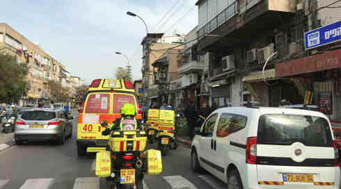 חשד לרצח בתל אביב: אישה כבת 40 נדקרה למוות בביתה
