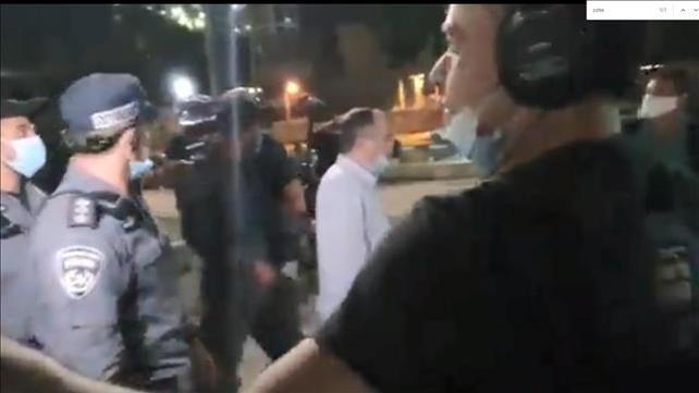 אמנון אברומביץ' מותקף בהפגנה בת"א 23 ביוני