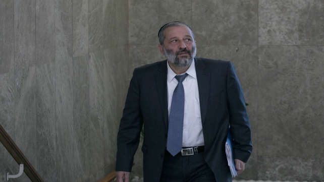 שר הפנים אריה דרעי בכניסה לישיבת הממשלה, יוני 2017