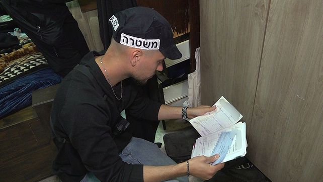 מסמכים שנתפסו במעצר זוג הפלסטינים שהתחזו לישראלים