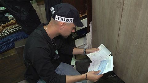 מסמכים שנתפסו במעצר זוג הפלסטינים שהתחזו לישראלים