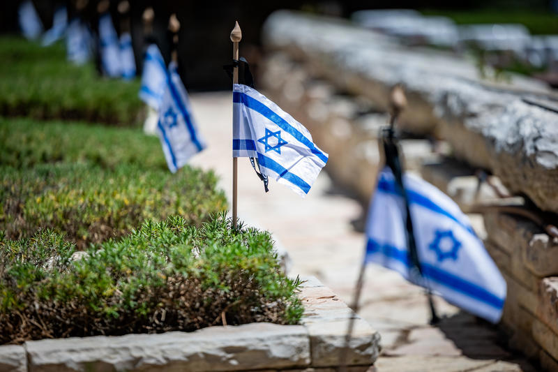 דגלי ישראל קברי החללים בהר הרצל לקראת יום הזיכרון 