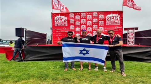 החברים מסיירת צנחנים שזכו במקום השני בטריאתלון אלקטרז