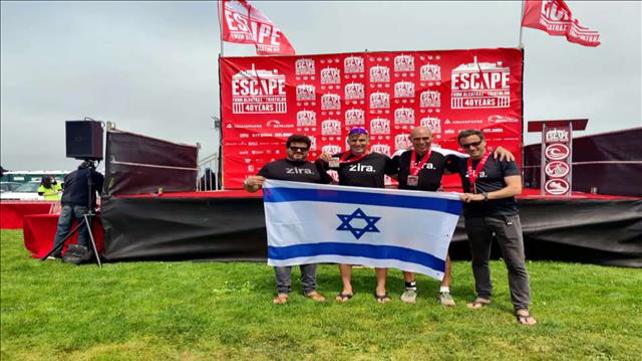  החברים מסיירת צנחנים שזכו במקום השני בטריאתלון אלקטרז