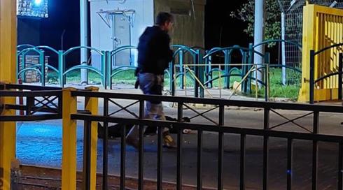 האזרח שזיהה את המחבל רגע לפני הפיגוע במעלה אדומים משחזר