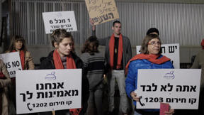 מפגינים מוחים על קלות העונש שנגזר על עבריין מין מורשע