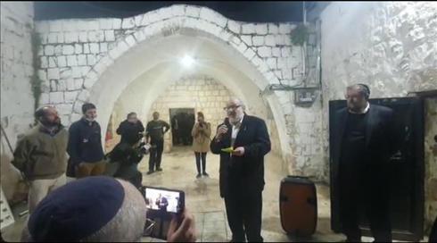 יונתן פולארד ביקר בקבר יוסף והכניס למקום ספר תורה